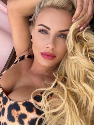 Adriana - Belle blonde = > grosse poitrine à dévorer