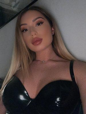 Arya - Dominatrice BDSM à Morges
