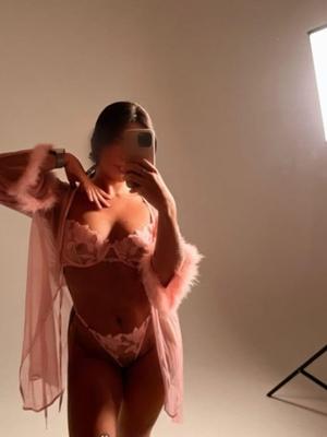 Cassia - Escort in Neuenburg
