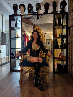 Comtesse Cat - Dominatrix BDSM a Martigny
