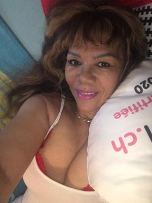 Delia - Erotische Masseurin in Romont
