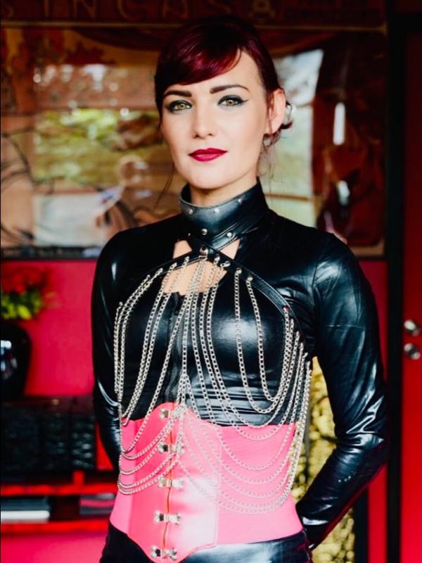 Dianekiller - Dominatrice BDSM à Genève
