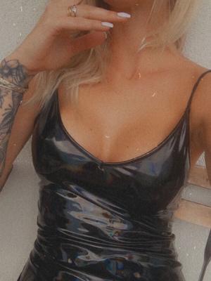 Divine Reine - BDSM-Domina in Genf

