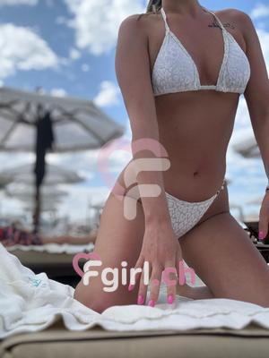 Emilie - Escort in Neuenburg
