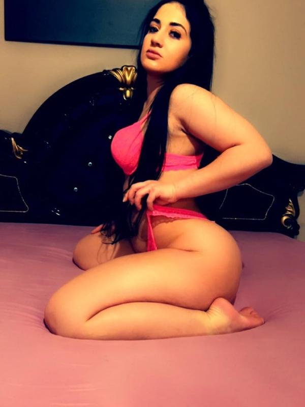 Giulia - Escort in Neuenburg
