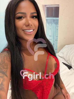 Júlia - Escort a Vevey