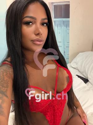 Júlia - Escort a Vevey
