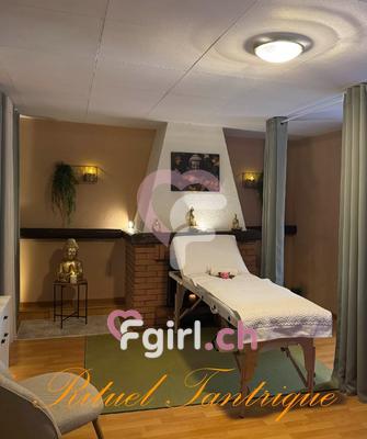 Laura - Erotische Masseurin in Neuenburg
