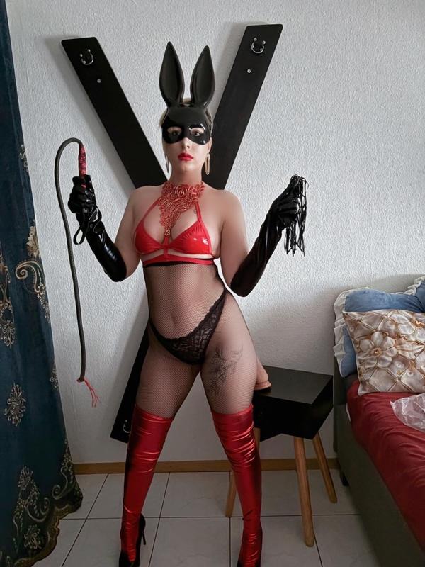 Maya - BDSM-Domina in Neuenburg

