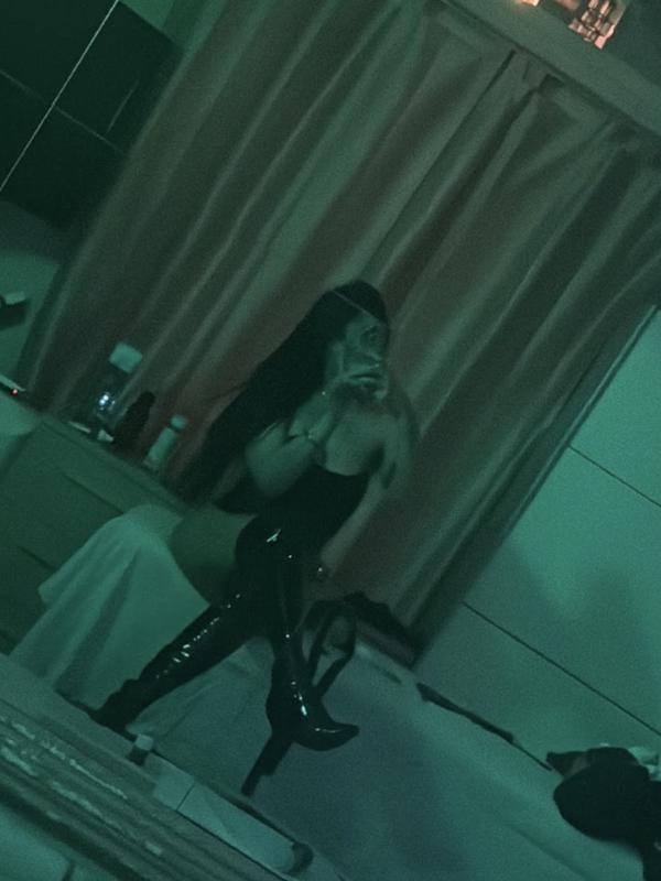 Miss Selena - BDSM-Domina in Genf
