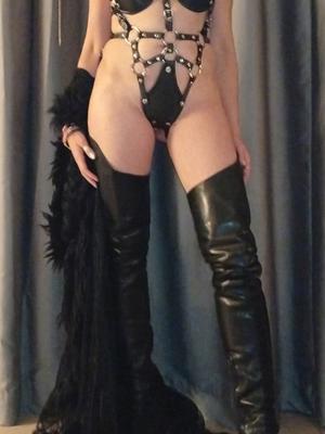 Mtresse Melly - Dominatrice BDSM à Lausanne
