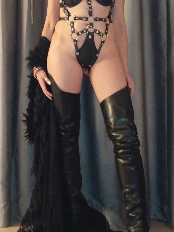 Mtresse Melly - Dominatrice BDSM à Lausanne
