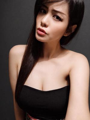 Nina - Erotische Masseurin in Nyon
