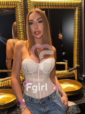 Rym - Escort in Carouge
