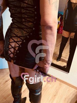 Soniacavalone - Dominatrice BDSM à Fribourg
