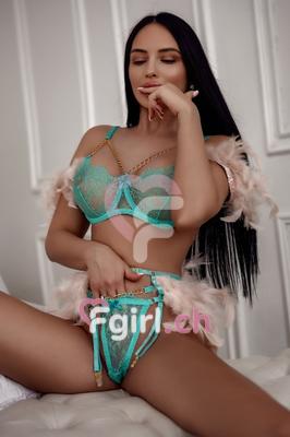 Viky - Erotische Masseurin in Payerne
