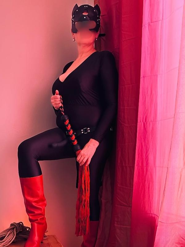 Xenia - Dominatrice BDSM à Genève
