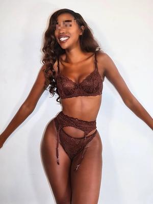 Yomelly - Masseuse érotique à Genève
