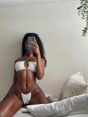 Yomelly - Masseuse érotique à Genève
